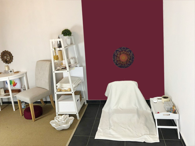 Raumwirkung mit Farbe - Meditationsplatz in Beerenton